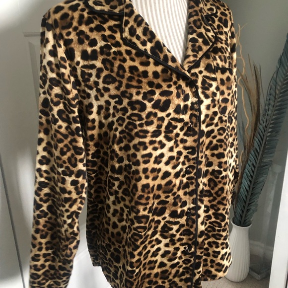 Gillian & O’Malley Satin Cheetah Print Top - Picture 5 of 7